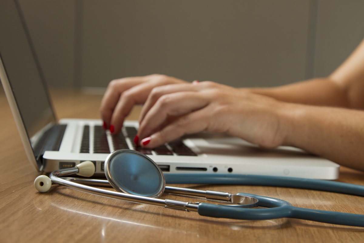 Profesional sanitario utilizando tecnología médica digital